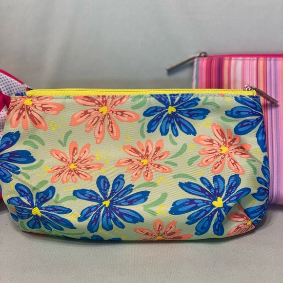 Clinique Cosmetic Bags (3) - Picture 3 of 8